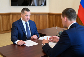 Михаил Дегтярев и Юрий Трутнев провели двустороннюю встречу по итогам работы в Хабаровском крае вице-премьера - полпреда Президента РФ в ДФО 