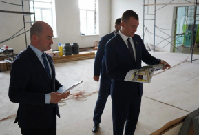 Михаил Дегтярев осмотрел реконструируемый универсальный зал дома культуры в Охотске