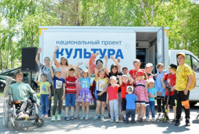 Когда концерт сам едет к зрителям: девять автоклубов работают в крае в рамках нацпроекта 