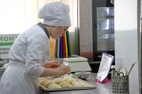 Перейти к новости В мастерстве выпечки сдобных изделий соревнуются юниоры – участники Чемпионата