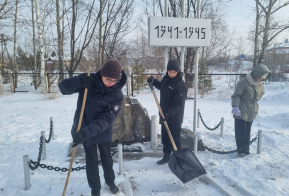 Юные хранители истории ухаживают за памятниками и мемориалами Победы в Хабаровском крае