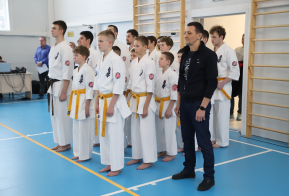 Трехкратный чемпион мира по киокусинкай карате поздравил хабаровских школьников с открытием модульного спортзала