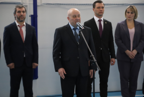 Трехкратный чемпион мира по киокусинкай карате поздравил хабаровских школьников с открытием модульного спортзала