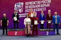 Перейти к новости Первую золотую медаль завоевали представительницы Хабаровского края на первенстве России по вольной борьбе