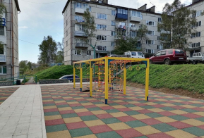 Работы по благоустройству дворовой территории завершились в рабочем поселке Ванино