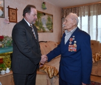Перейти к новости Ветеранам края вручили памятные знаки в честь 75-летия обороны Москвы