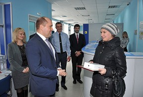 В Хабаровске наградили 500-тысячного посетителя многофункционального центра