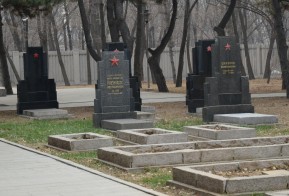 Губернатор Вячеслав Шпорт возложил цветы к мемориалу советских воинов в Шэньяне